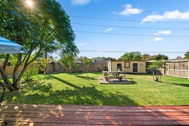 Building Photo - 16323 La Luna Dr