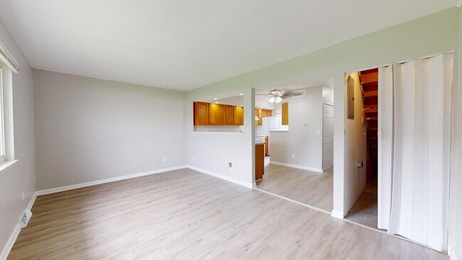 Building Photo - 3 Bedroom/1 bathroom renovated townhouse.