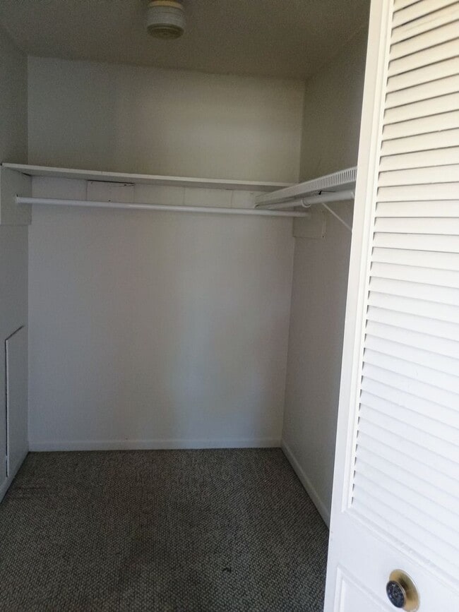 Building Photo - 2 bed 2 bath house for rent