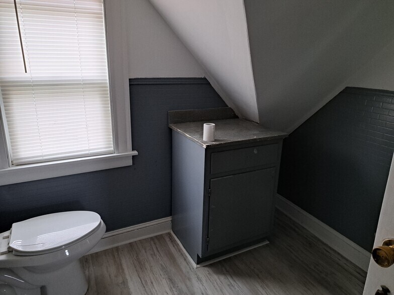 Building Photo - 261 Maple St