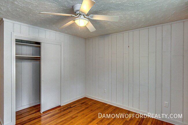 Building Photo - 1827 Parkridge Dr