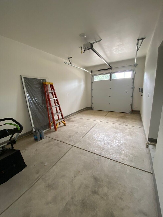 Building Photo - **SPRING SPECIAL- $400 off first months rent**  3 Bedroom Duplex in Veneta