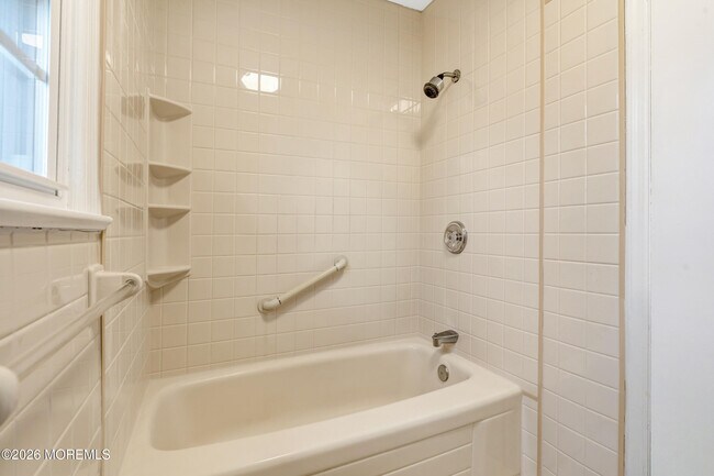 Building Photo - 429 Lake Ave