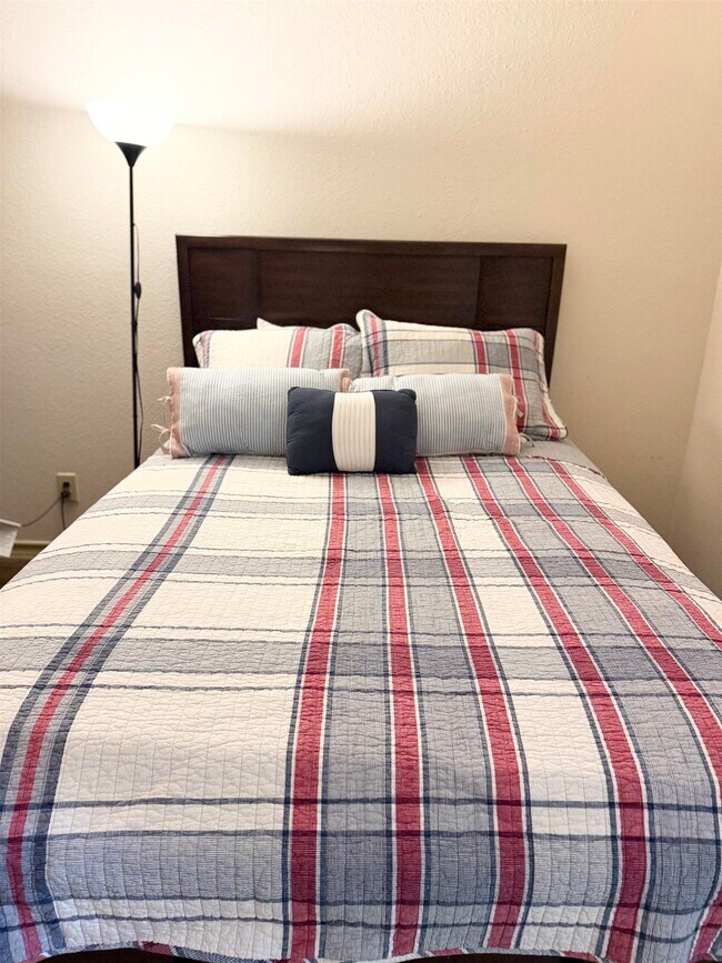 Building Photo - 10706 International Blvd