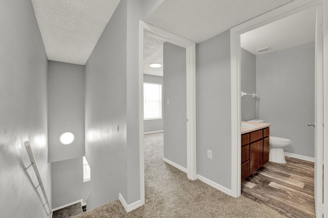 Building Photo - ****1ST MONTH RENT FREE! Beautiful 2 Bedroom 1.5 Bath in Orange City