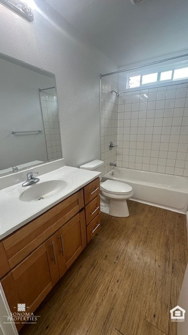 Building Photo - Charming 2BD/1.5BA Duplex