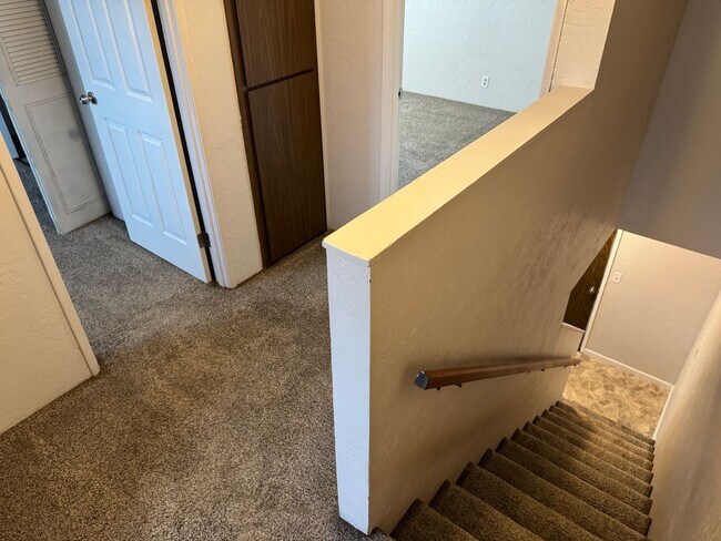 Building Photo - Updated 2 bedroom 1.5 bathroom duplex in Springfield!