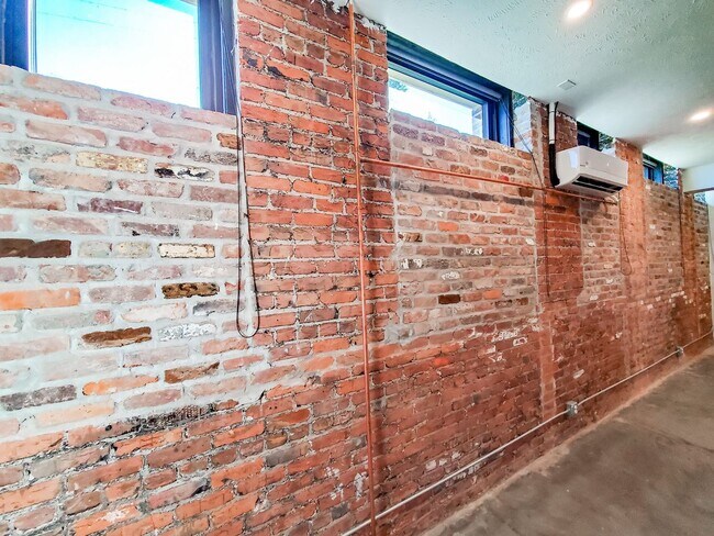 Building Photo - Exposed Brick 1-Bedroom Apartment at a Great Price!