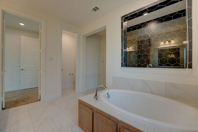 Building Photo - Must See 5 Bed 4.5 Bath in Northlake