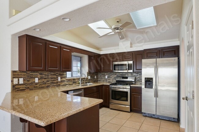 Building Photo - CUL-DE-SAC POOL HOME!