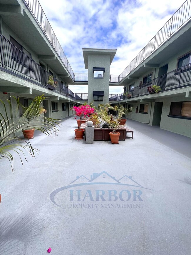 Building Photo - Spacious 2 Bedroom 1 Bathroom Upstairs Condo