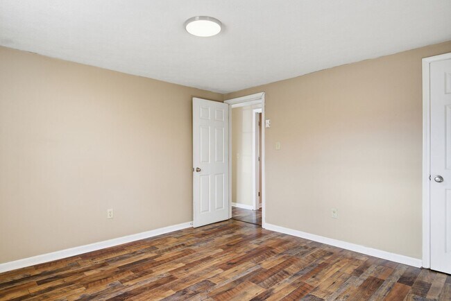 Building Photo - 2 Bed / 1 Bath. Off street parking.