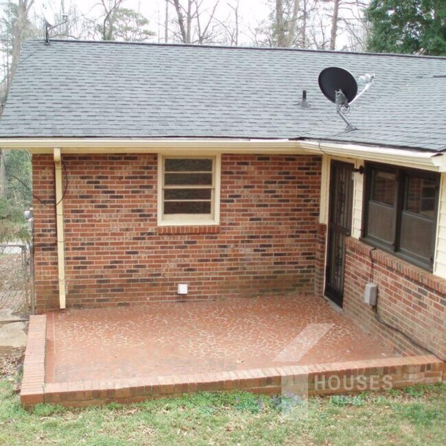Building Photo - 27 Flower Dr