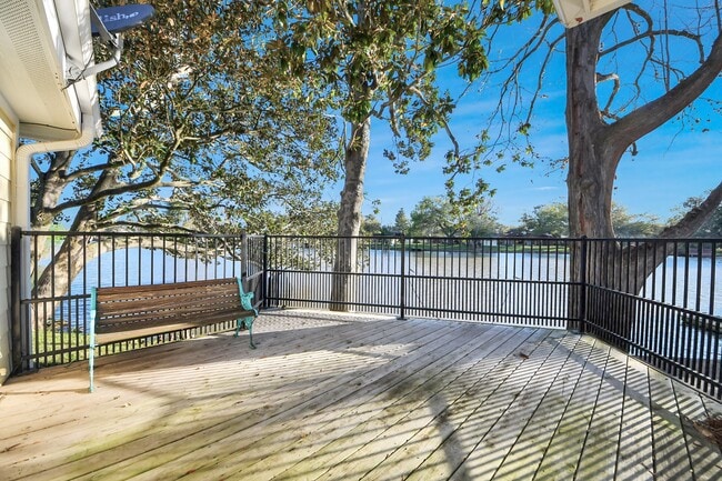 Building Photo - 411 Venice St