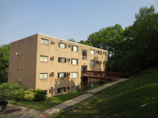 Aparments at 2138-2142 Selim Avenue - Selim Manor