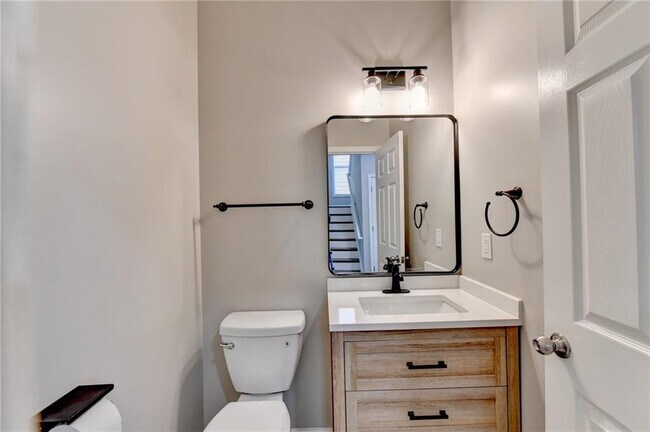 Building Photo - 2208 Staunton Dr NW