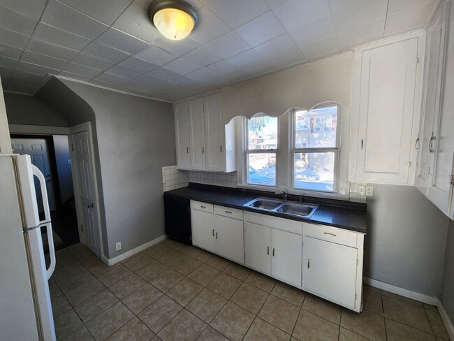 Building Photo - 3 Bedroom Home with 2 Car Detached Garage in East Moline