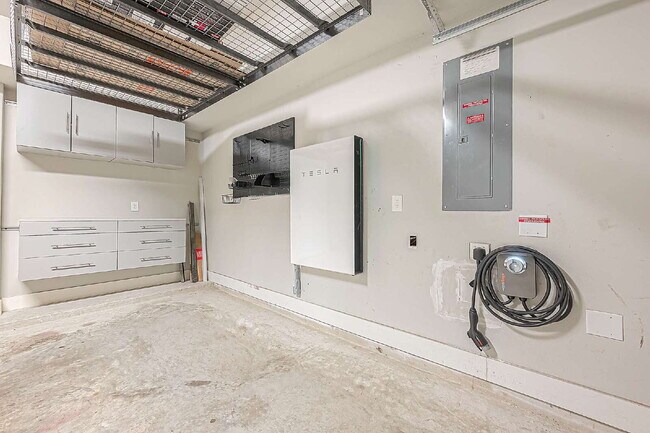 Building Photo - Modern home with 3 bedrooms, 3.5 bathrooms...