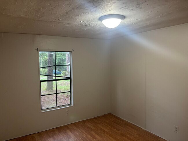 Building Photo - 206 Tropicaire St