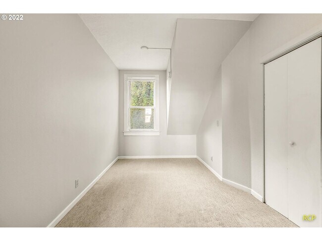 Building Photo - Victorian-style apartment available in the serene SW Hills