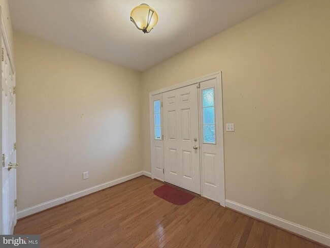 Building Photo - 122 Providence Ln