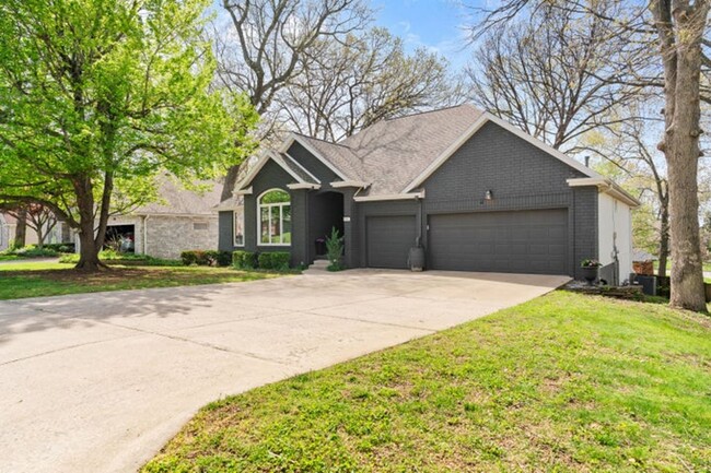 Building Photo - Executive rental in SW Springfield