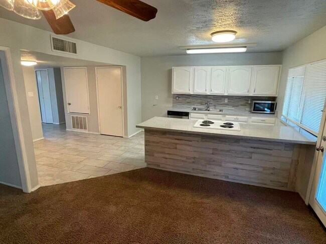 Building Photo - Beautiful 4 Bedroom For Rent!