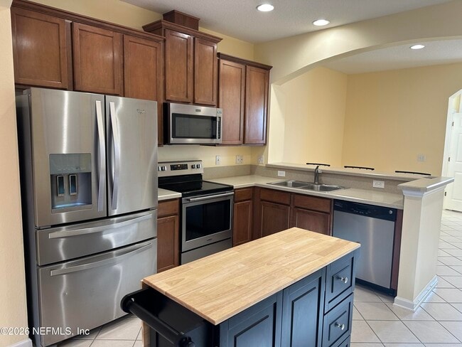 Building Photo - 12997 Sunset Lake Dr