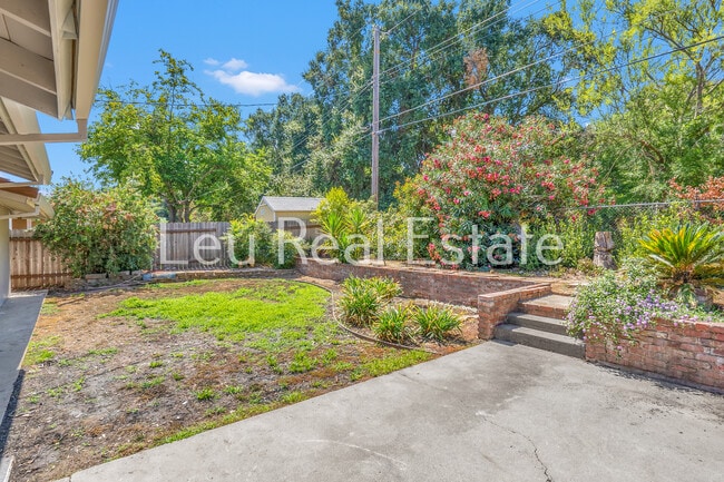 Building Photo - 6640 S Land Park Dr