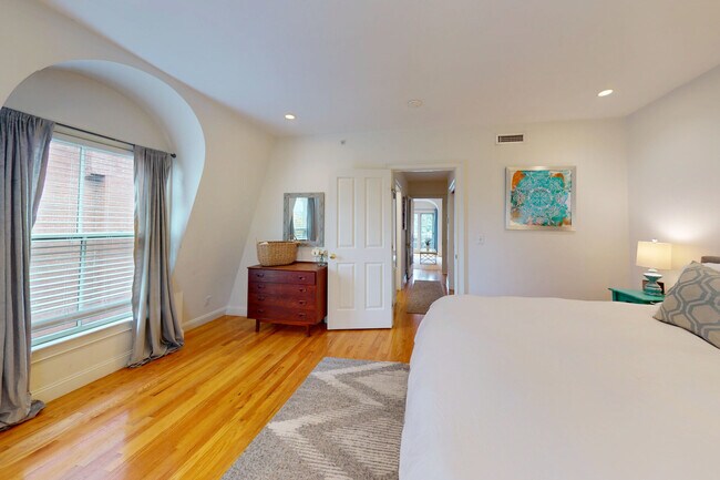 Building Photo - 2 Harvard Square