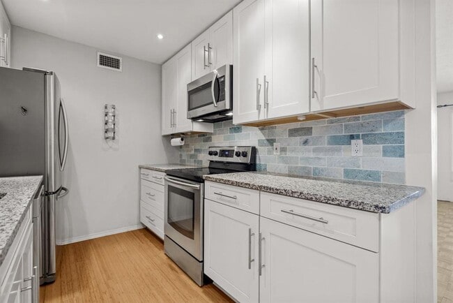 Building Photo - 505 W 7th St