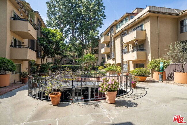 Building Photo - 6728 Hillpark Dr