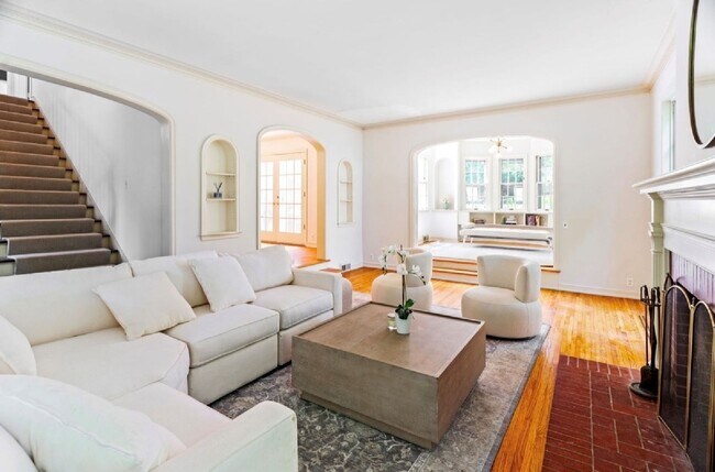 Building Photo - 2730 Glenhurst Ave