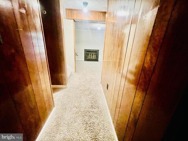 Building Photo - 4704 S Park Ct