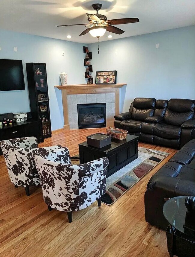 Building Photo - Spacious 4bed 3.5bath Single Family Home in Shakopee.  Featuring an in-home Theater