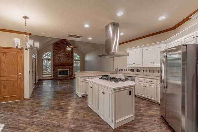 Building Photo - Beautiful 4-Bedroom, 3-Bath Home with 3-Ca...