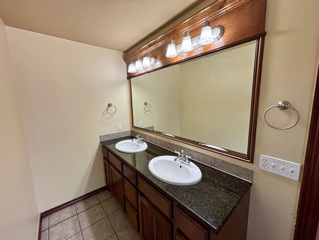 Building Photo - Charming 4 Bed 2 Bath in Yukon