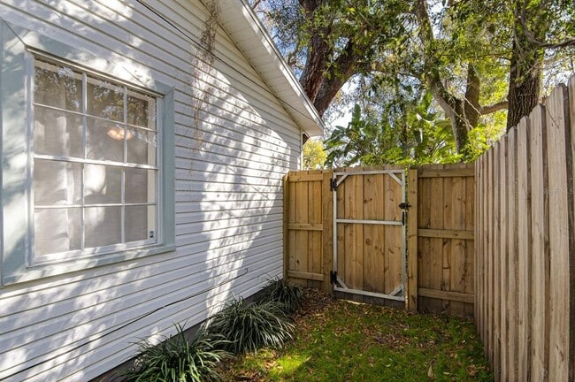 Building Photo - 815 W Lowry Ln