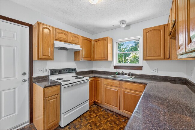 Building Photo - 33 Guilford St