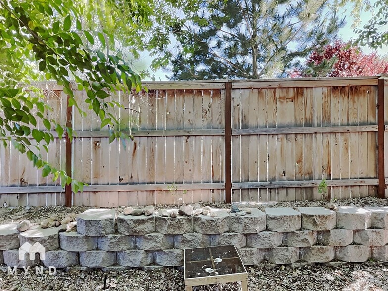 Building Photo - 220 Hillcrest Dr