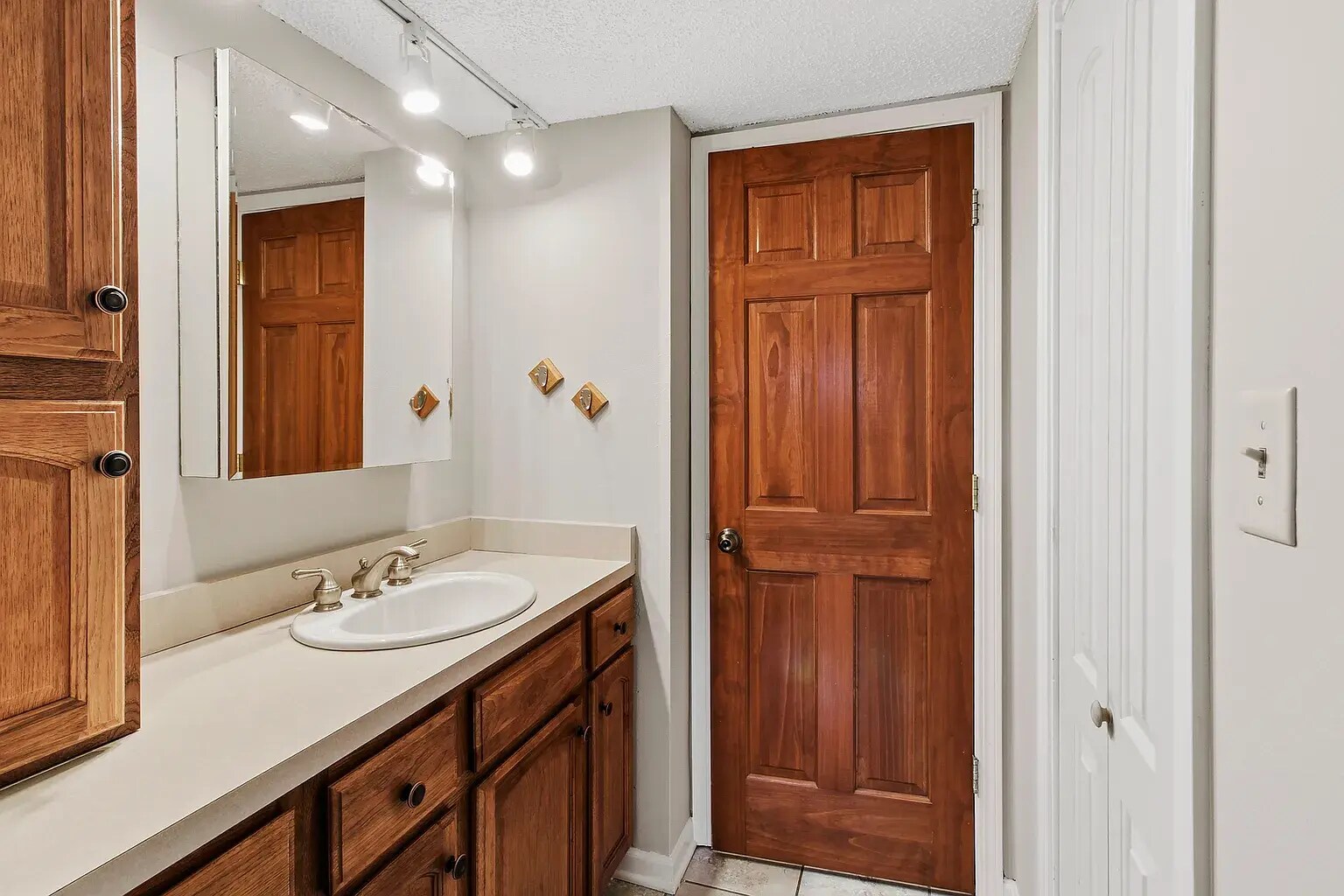 Building Photo - 2103 Melrose Dr