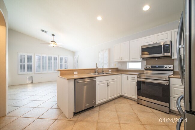 Building Photo - 3 BD/2 BA Home with Enclosed Garage in Ewa Beach (Pets ok)