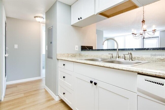 Building Photo - 2615 Cove Cay Dr