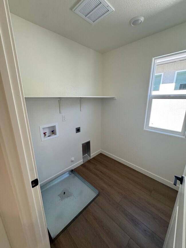 Building Photo - BRAND NEW SOLAR HOME IN LINCOLN!