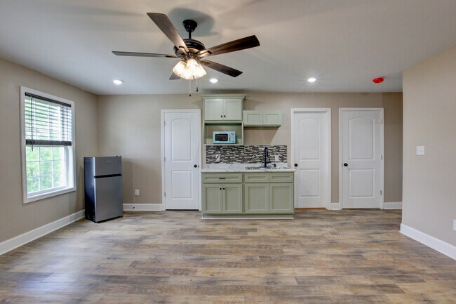 Building Photo - 135 Riverbend Dr