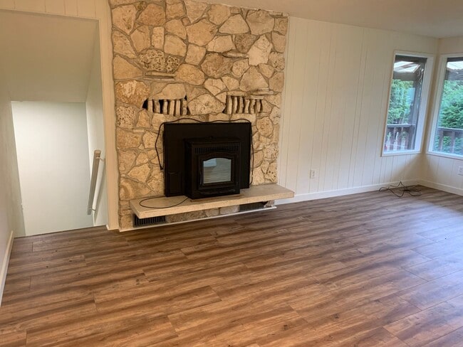 Building Photo - **Daisey King **