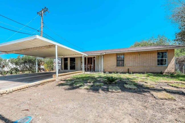 Building Photo - 806 Bustamante St