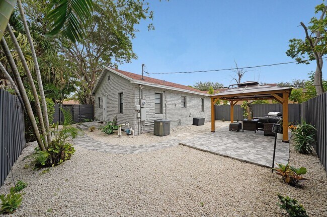 Primary Photo - Furnished House in Hollywood Florida - Jun...