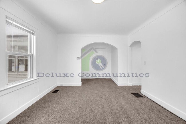 Building Photo - GORGEOUS 4 BEDROOM HOME!!! Available NOW- Month to month lease only!