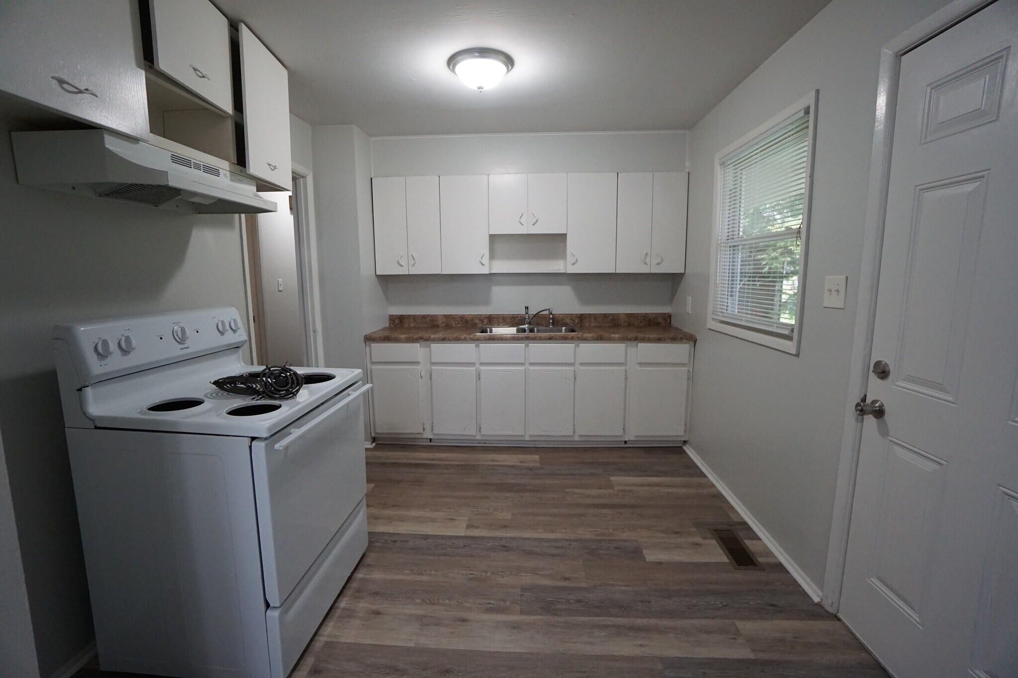 Building Photo - 112 13th Ave N